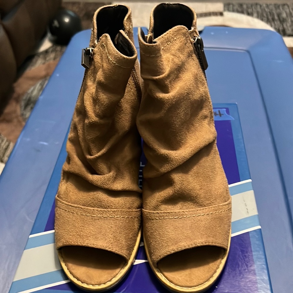 Women’s White Mountain Gemini Walnut/Suedette Heels NEW IN BOX